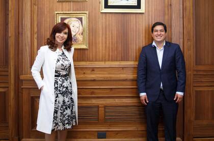 Cristina recibió el viernes a Andrés Aráuz Galarza, delfín de Rafael Correa en Ecuador. Otra denuncia de lawfare. Lo describió como "proscripto candidato" y escribió: "¿En serio Lenín Moreno pretende que el resto del mundo crea que en el Ecuador hay democracia?