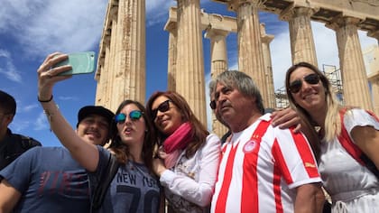 Cristina Kirchner y argentinos en el Partenón