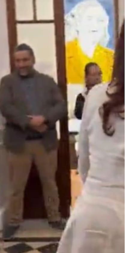 Cristina Kirchner y detrás, Ariel García Furfaro, en el Instituto Patria