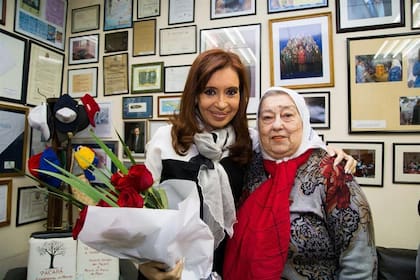 Cristina Kirchner y Hebe de Bonafini en la sede de la agrupación de las Madres