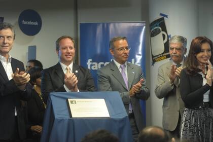 Cristina Kirchner y Mauricio Macri en la inauguración de las oficinas comerciales de Facebook. En el medio, Alejandro Zuzenberg, el directort de la filial local