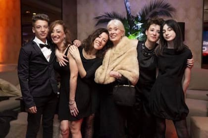 Cristina Lastra Belgrano, junto a sus hijas y nietas, fruto de su matrimonio con Oscar Martínez