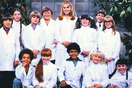Cristina Lemercier con el elenco de Señorita Maestra