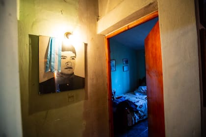 Las fotos de Luis pueden verse colgadas en toda la casa