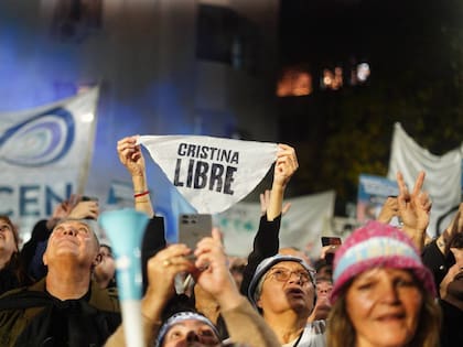 "Cristina libre", es una de las consignas que se puede ver este martes por la noche en la esquina de la casa de la expresidenta