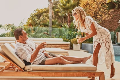 Cristina nació y se crio en Villa María, Córdoba. Conoció a Jordan por casualidad en noviembre de 2019, en Guadalajara. Si bien es licenciada en Recursos Humanos y corredora pública, le apasiona la actuación y estaba explorando opciones laborales en México cuando se dio el flechazo.