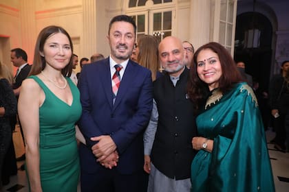 Cristina Pérez, con un look homenaje a Italia, y Luis Petri junto al embajador de la India, Dinesh Bhatia y su esposa, Seema Bhatia
