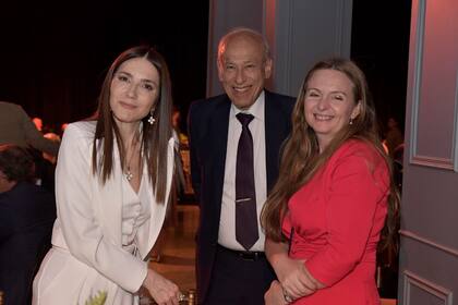 Cristina Pérez, el presidente de Fundación Konex, Luis Ovsejevich, y la embajadora británica Kirsty Hayes