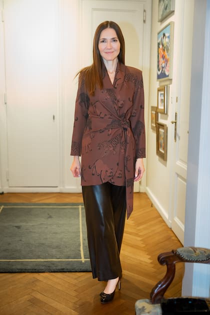 Cristina Pérez lució un pantalón de cuero y un kimono estampado con stilettos de vértigo.