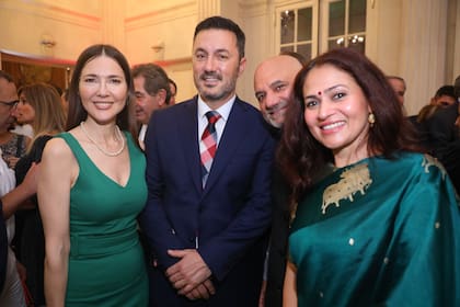 Cristina Pérez y Luis Petri junto al embajador de la India y su esposa