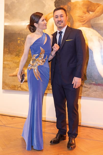 Cristina Pérez y su amor, el ministro de Defensa Luis Petri. Para la ocasión, la periodista llevó un diseño exclusivo de Gustavo Cadile con escote asimétrico y aplique artesanal de piedras.