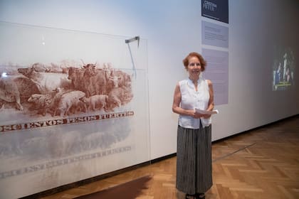 Cristina Piffer con su obra, 200 pesos fuertes, de la serie Las marcas del dinero (2011)