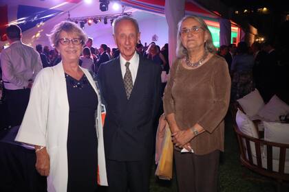 Cristina Riffa junto a Eduardo y Christina Raffo