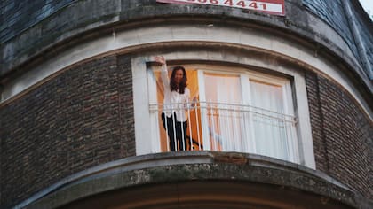 Cristina saluda a sus seguidores desde la ventana de su departamento