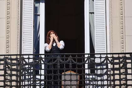 Cristina saluda a sus seguidores, tras volver a su departamento luego de declarar