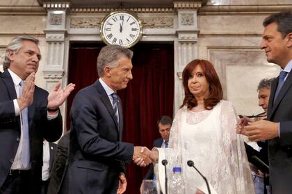 Cristina saludó sin ningún entusiasmo y sin mirar a Macri; fue el momento más incómodo del traspaso presidencial