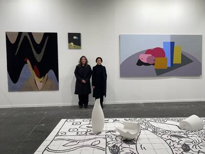 Cristina Schiavi y Elba Bairon con sus obras en W-galería