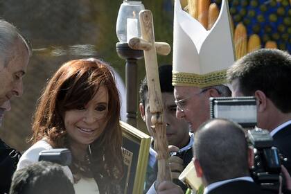 Cristina se acercó al Papa para darle un regalo y salir en una foto junto a él