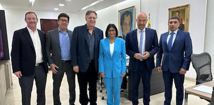 Cristóbal López con la vicepresidenta de Venezuela, Delcy Rodríguez, y el exembajador en Venezuela Oscar Laborde