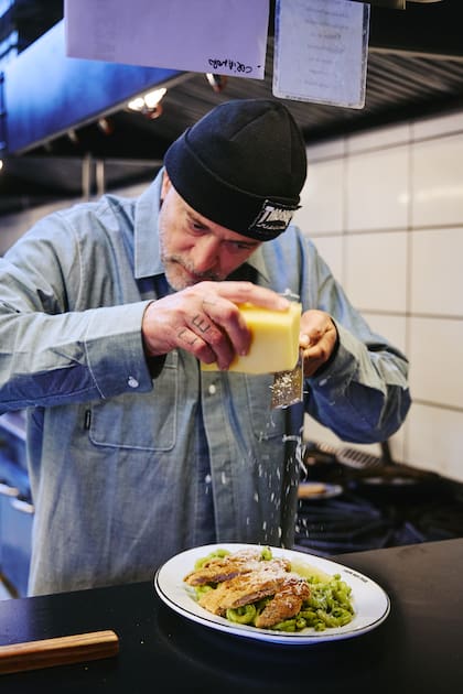 Cristóbal prepara uno de los platos favoritos de los clientes: milanesa de bondiola con pasta al pesto