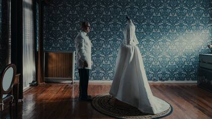 Critóbal Balenciaga explora la vida y obra del famoso diseñador de moda.