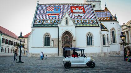 La plaza de San Marcos es el escenario del cambio de guardia del Regimiento Cravat que se realiza todos los sábados y domingos al mediodía. En el techo de la catedral de San Marcos se ven los escudos que representan los tres estados del país: Eslovenia, Dalmasia y Croacia