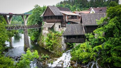 Rastoke, el pueblo de las cascadas, se encuentra en el camino entre Zagreb y Split. Los cursos de agua bajan desde las montañas y pasan entre las viviendas familiares; en muchas casas se utiliza la corriente del río para el funcionamiento de molinos. En el río se puede practicar rafting