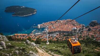 Utilizando un telesférico se puede acceder a una vista única de la ciudad vieja de Dubrovnik, el Mar Adriático y la isla donde hay una reserva ecológica; allí cientos de pavos reales y conejos pasean en libertad