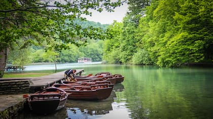 El Parque Nacional Lagos de Plitvice, declarado Patrimonio Mundial en 1979, tiene 16 lagos de entre 10 y 46 metros de profundidad, y cascadas de hasta 80 metros de altura