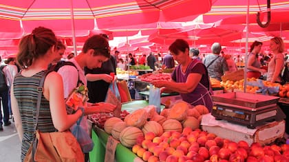 Uno de los puestos del Mercado Dolac, que funciona desde 1930. Abre de lunes a sábado, de 7 a 14, y los domingos hasta las 13. Cientos de productores regionales ofrecen frutas, verduras y quesos; los lugareños aconsejan comprar después del mediodía, cuando se consiguen los mejores precios