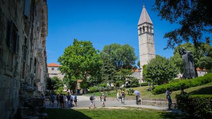 El palacio del Emperador Dioclesiano es una de las atracciones de Split. Tiene una superficie de 40.000 metros cuadrados y fue construido en el siglo III. Una muralla separa la fortaleza donde hoy hay viviendas familiares, comercios, restaurantes y bares