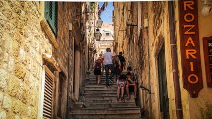 Las callecitas de la ciudad vieja de Dubrovnik invitan a caminar entre ellas y perderse para descubrir sus secretos. Se llamaba Ragusa hasta el siglo XV y la ciudad vieja está protegida por una muralla de dos kilómetros de extensión