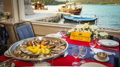 El restaurante Vila Koruna, de Ston y un plato de ostras frescas ofrecidas por Svetan Pejic. El lugar es ideal para disfrutar de una cena con vista al Mar Adriático
