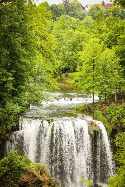 Rastoke, el pueblo de las cascadas, se encuentra en el camino entre Zagreb y Split. Los cursos de agua bajan desde las montañas y pasan entre las viviendas familiares; en muchas casas se utiliza la corriente del río en el funcionamiento de molinos. Hay hoteles y restaurantes para recibir al turismo