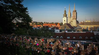 Uno de los miradores de la Ciudad alta, o Upper town, donde los enamorados le dan vigencia a la tradición de los candados. De fondo se ve la cúpula de la catedral dedicada a la Asunción de María y San Esteban