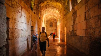 El palacio del Emperador Dioclesiano es una de las atracciones de Split. Tiene una superficie de 40.000 metros cuadrados y fue construido en el siglo III. En esa fortaleza vivió el emperador hasta su muerte. En sus pasillos y salones se filmaron varias escenas de la serie Game of Thrones