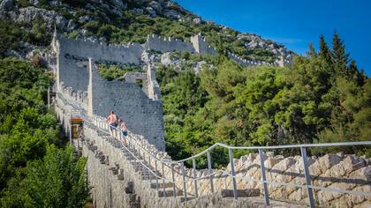 El muro de Ston, de 5,5 kilómetros de extensión, construido entre los siglos XIV y XVII para proteger la producción de sal, el principal motor económico del pueblo donde hoy viven 400 habitantes. El cultivo de ostras y el turismo genera la mayor parte de los ingresos en la actualidad