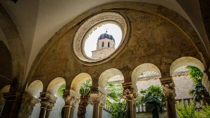 Desde el interior de la antigua farmacia de la vieja ciudadela se pueden observar las cúpulas de Dubrovnik. El boticario es uno de los más viejos del mundo; dentro de las murallas también se pueden encontrar un monasterio, una iglesia jesuita, esculturas y más