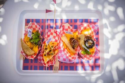 Crocante por fuera, suave por dentro y con un toque de picante, así se define la Provoleta Santa Rosa.