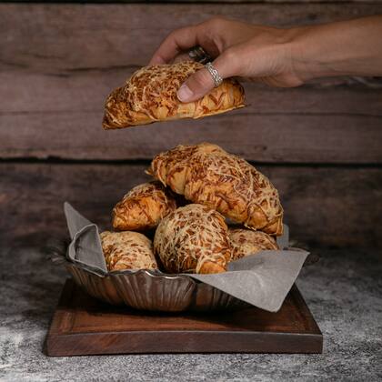Croissant au fromage de Boûlan tiene un gratinado de queso Reggiano que aporta un toque distintivo de sofisticación