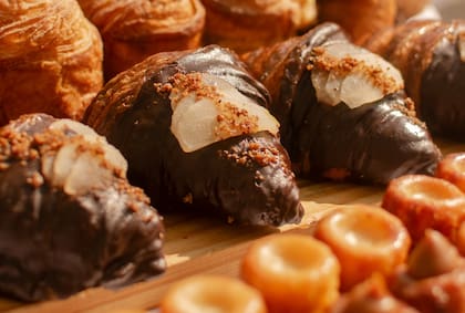 Croissant rellena de ganache de chocolate