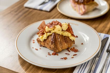 Croissant salado, relleno con huevos revueltos y panceta crispy