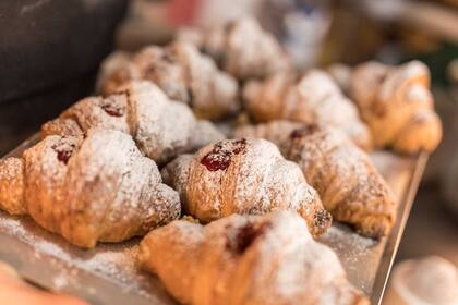 Croissant relleno de frambuesa.