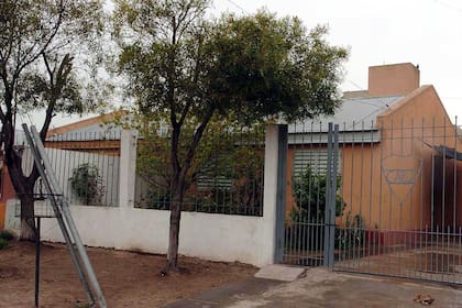 El frente de la casa donde vivían Juniors, en la calle San Juan 614, del barrio Fonavi, en Carmen de Patagones