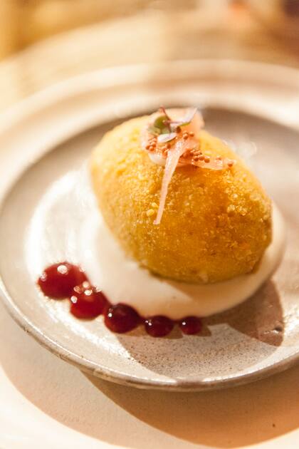 Croqueta con alioli de ajo.