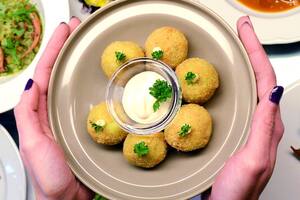 Croqueta de mortadela y brócoli