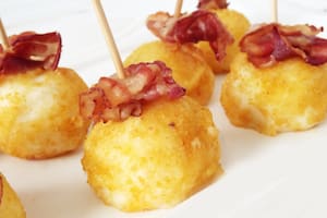 Pinchos de choclo y panceta