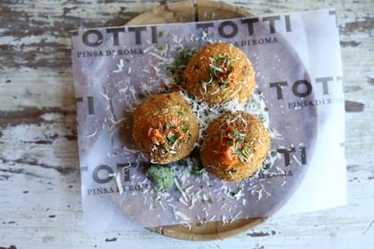 Croquetas de papa y arancinis son ideales con spritz o vermut