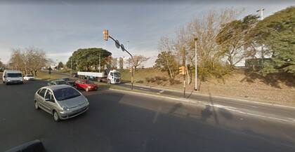 Cruce de Avenida San Martín y Camino de la Virgen, junto a la colectora de la autopista Riccheri, en Villa Madero