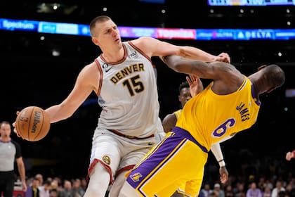 Cruce de titanes: Nikola Jokic, pivote de Denver Nuggets, y LeBron James, alero de Los Angeles Lakers, se enfrentarán esta noche en el primer capítulo de su serie de playoffs del Oeste de la NBA.